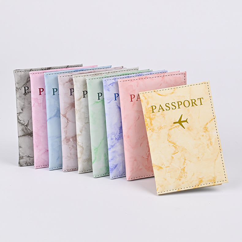 Leather Passport Cover - Couverture de passeport à motif de